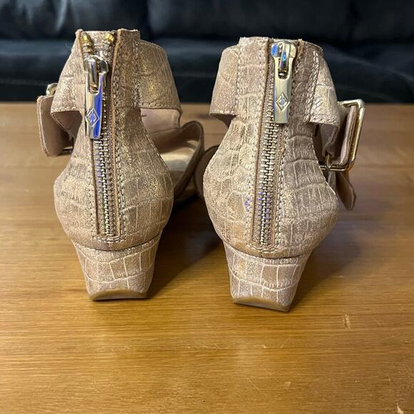 Donald Pliner Olive Wedge Sandals Size 5.5 Metallic Gold Rose - Picture 5 of 8